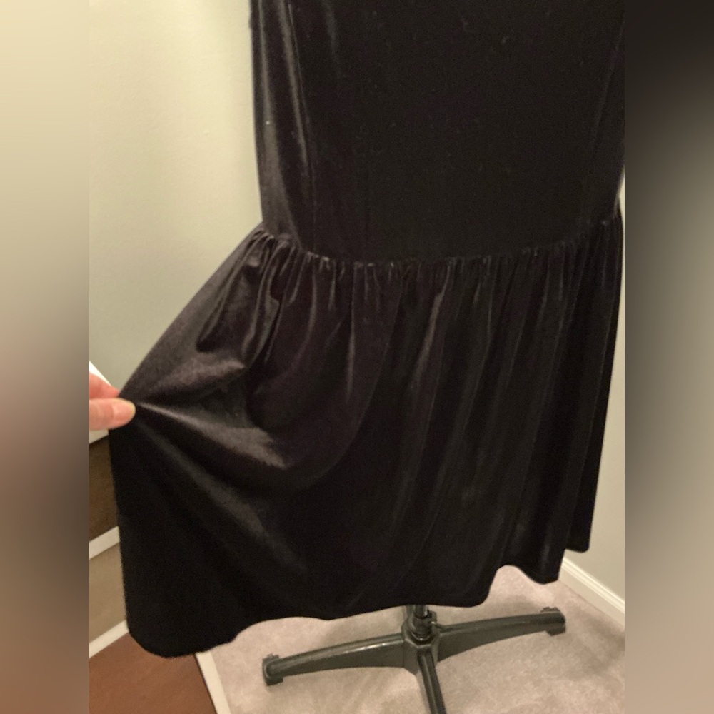 Elegant Black Velvet Dress - Picture 5 of 5